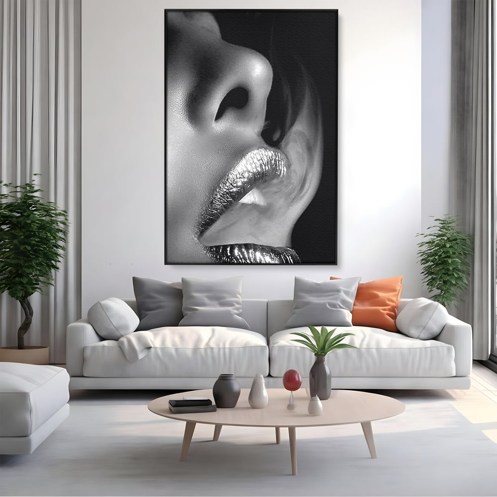 Tablou canvas cu tablou canvas cu buze si fum, in rama de aluminiu negru, pe perete intr-un living
